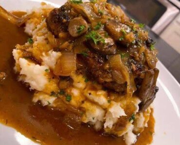 Salisbury Steak Garlic Mash Potatoes Mushroom & Onion gravy