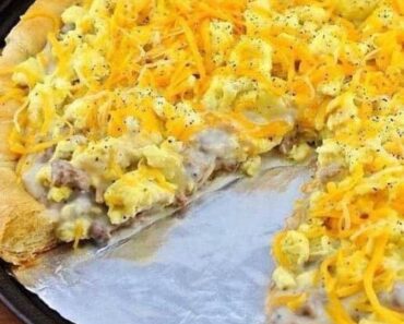 Sausage gravy breakfast pizza